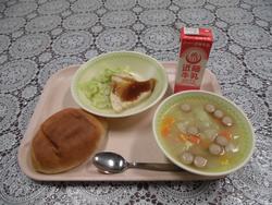 こめこロールパン、かじきのステーキ、ゆでやさい、まめとやさいのスープ、牛乳